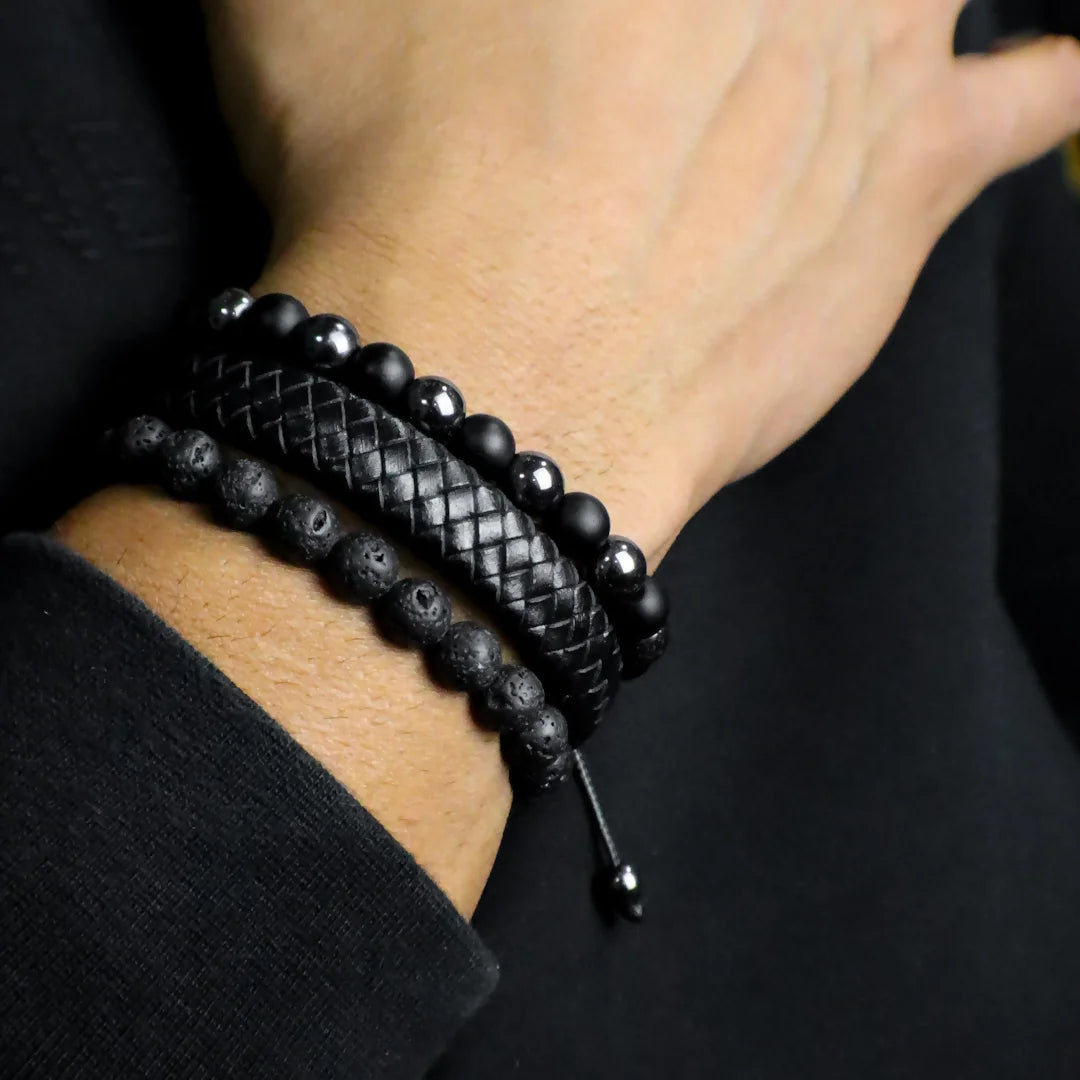 Combo Cuero Negro + Dos (02) Pulseras Tejidas