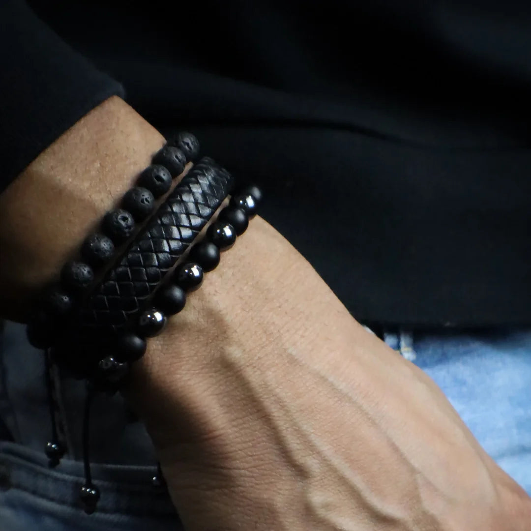 Combo Cuero Negro + Dos (02) Pulseras Tejidas